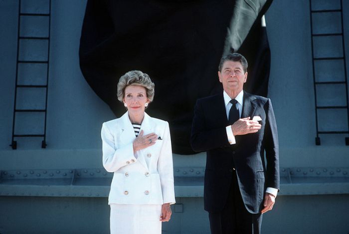 800px-Ronald_and_Nancy_Reagan_salute_the_flag